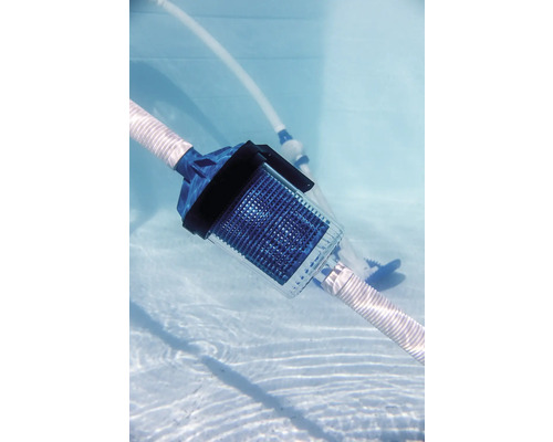Pool-Vorfilter mit Schlauch im Wasser
