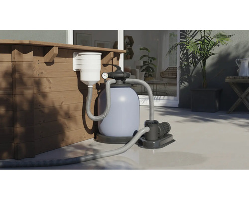 Sandfilteranlage neben einem Holzpool