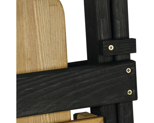 Detailansicht eines Holzregals mit Schrauben