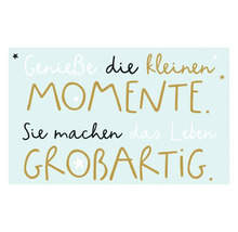 Dekoratives Poster mit dem Schriftzug Genieße die kleinen Momente. Sie machen das Leben großartig.