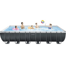 Piscine rectangulaire avec une famille jouant avec un ballon