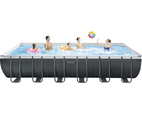 Piscine rectangulaire avec une famille jouant avec un ballon