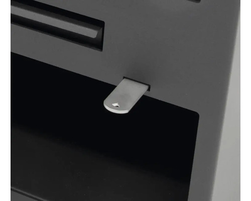 Detailansicht einer schwarzen Geräteblende mit einem Metallelement