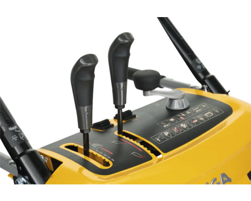 Detailaufnahme der Bedienelemente einer Schneefräse