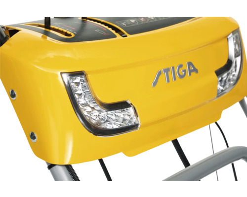 Detailaufnahme einer gelben Schneefräse mit Stiga Logo und Scheinwerfern