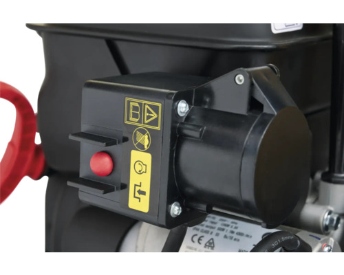 Detailaufnahme eines Stromerzeuger-Bedienfelds mit Schaltern und Symbolen