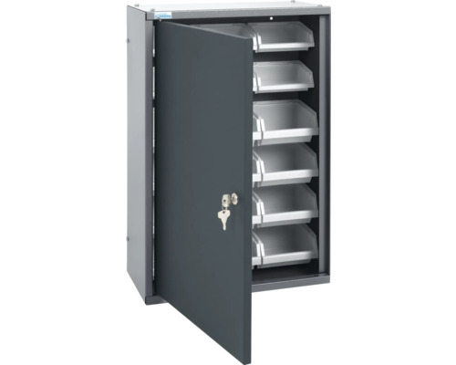 Schrank mit Tür geöffnet und mehreren Behältern