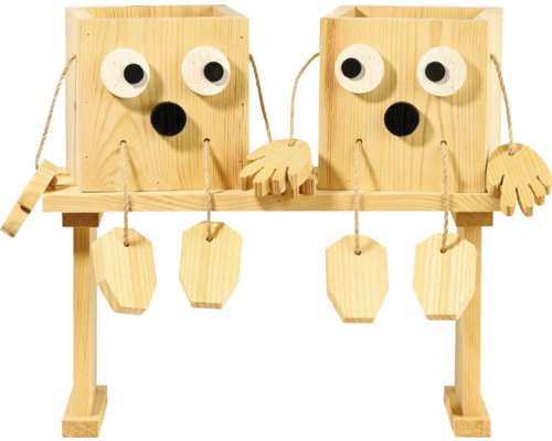 Zwei dekorative Pflanzgefäße aus Holz auf einem Regal