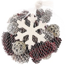 Dekorative Tannenzapfenmischung mit Schneeflocken in einem Netz