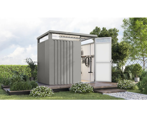 Armoire de jardin en métal avec porte ouverte sur une plateforme en bois dans le jardin.