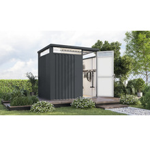 Gartenhaus mit geöffneter Tür und Werkzeugen an der Wand