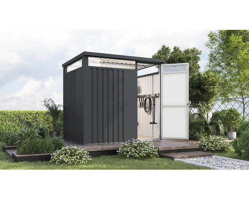 Gartenhaus mit geöffneter Tür und Werkzeugen an der Wand