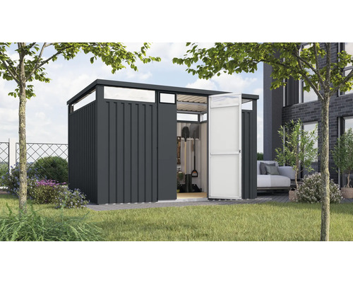 Gartenhaus mit geöffneter Tür und Gartengeräten im Inneren