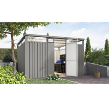 Gartenszene mit Gerätehaus mit geöffneter Tür.