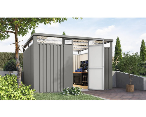 Gartenszene mit Gerätehaus mit geöffneter Tür.