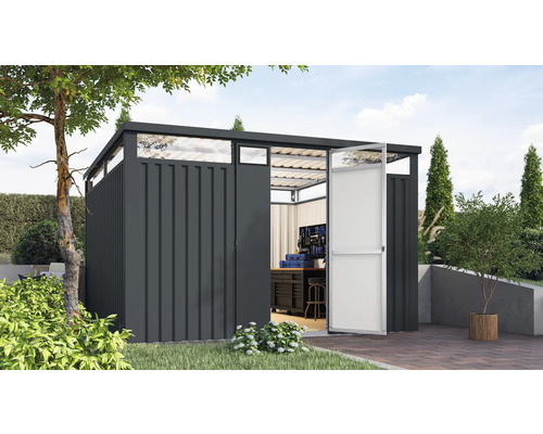 Gartenhaus mit Türöffnung und Werkbank im Innenraum.