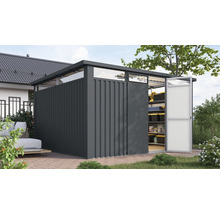 Metallgerätehaus mit Regalen und geöffneter Tür im Garten