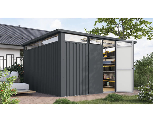 Metallgerätehaus mit Regalen und geöffneter Tür im Garten