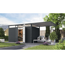 Garten Szene mit Gerätehaus und überdachter Terrasse auf Rasenfläche