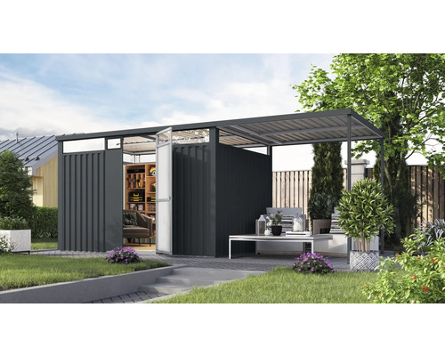Garten Szene mit Gerätehaus und überdachter Terrasse auf Rasenfläche