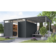 Gartenhaus mit geöffneter Tür und angrenzendem überdachten Sitzbereich im Garten