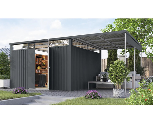 Gartenhaus mit geöffneter Tür und angrenzendem überdachten Sitzbereich im Garten