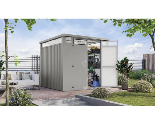 Gartenschrank mit geöffneten Türen im Garten mit Werkzeugen und Gartengeräten