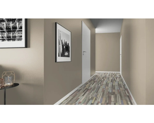 Couloir avec tableaux et porte
