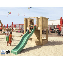 Tour de jeu avec toboggan sur une plage de sable avec des enfants qui jouent