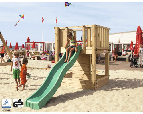Tour de jeu avec toboggan sur une plage de sable avec des enfants qui jouent
