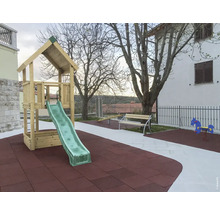 Aire de jeux avec tour de jeu, toboggan, balançoire et banc à l''extérieur.