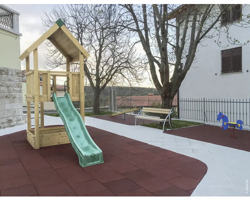 Cabane de jeu sur pilotis P2 pin Douglas HY-Land 400 x 190 cm bois bac à sable, toboggan, bâche Aire de jeux avec tour de jeu, toboggan, balançoire et banc à l''extérieur.