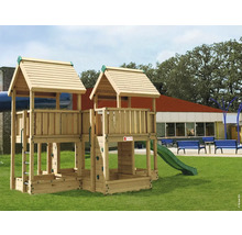 Aire de jeux en bois avec deux tours, toboggan et bac à sable