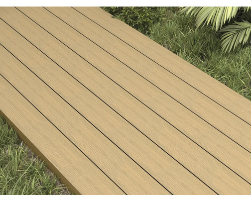 Terrasse en bois avec revêtement de sol en bois à l''extérieur