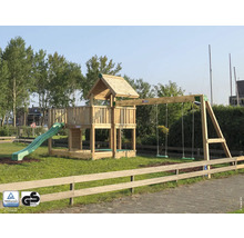Aire de jeux en bois avec balançoire et toboggan dans le jardin