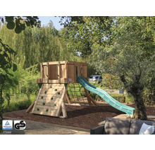 Aire de jeux avec mur d''escalade, tour, filet et toboggan dans le jardin