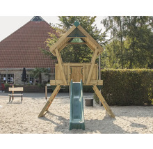 Aire de jeux avec toboggan sur un terrain sablonneux