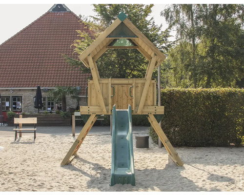 Cabane de jeu sur pilotis Q2 pin Douglas HY-Land 430 x 310 cm bois tour, toboggan, filet d'escalade, poignée, rampe en bois, pierres d'escalade, couverture de toit Aire de jeux avec toboggan sur un terrain sablonneux