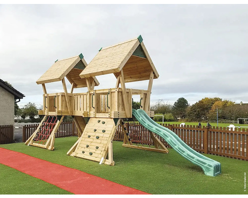 Cabane de jeu sur pilotis Q4 pin Douglas HY-Land 740 x 310 cm bois tour, toboggan, couverture de toit, mur d'escalade, pierres d'escalade, filet d'escalade, poignée Aire de jeux en bois avec mur d''escalade, filet et toboggan pour enfants