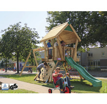 Aire de jeux avec mur d''escalade, toboggan et cabane en bois
