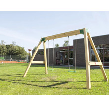 Balancelle en bois avec deux sièges de balançoire dans le jardin.
