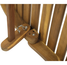 Gros plan d''une chaise de jardin en bois avec raccord à chaîne