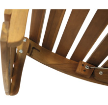 Vue détaillée d''une chaise en bois avec des assemblages vissés