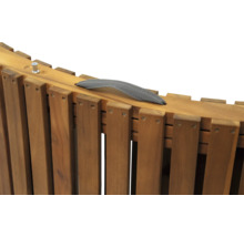 Vue détaillée d''une chaise longue en bois avec poignée en tissu