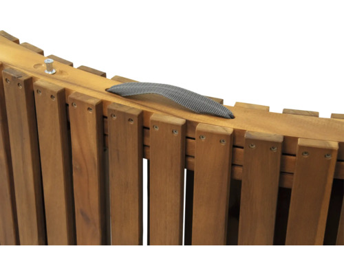 Vue détaillée d''une chaise longue en bois avec poignée en tissu