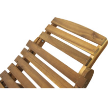 Vue détaillée d''un bain de soleil de jardin en bois