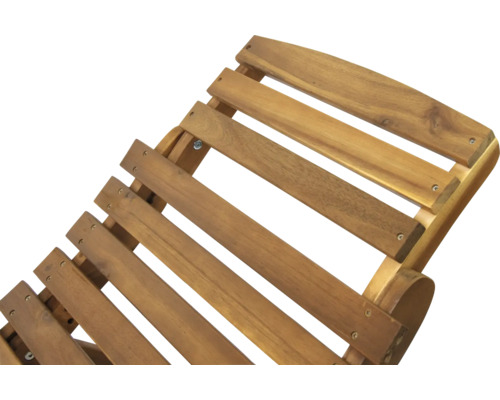 Vue détaillée d''un bain de soleil de jardin en bois