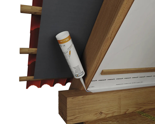 Anwendung von Dichtstoff aus einer Kartusche im Dachbereich