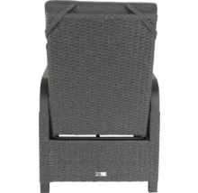 Vue arrière d''une chaise en rotin avec accoudoirs et coussin