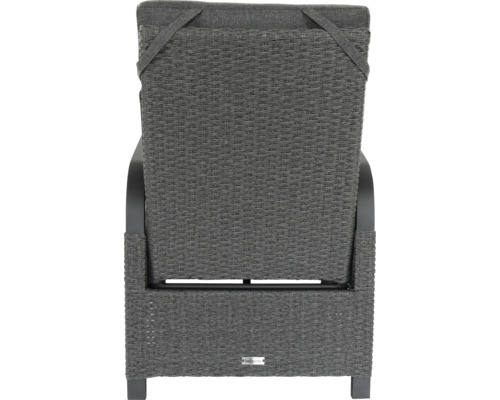 Vue arrière d''une chaise en rotin avec accoudoirs et coussin